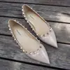 Sapatos Apontados com Tachas para Mulheres, Slip-Ons de Couro Envernizado Estilo Francês, Sapatos Baixos de Cor Nude Suave para Mulheres