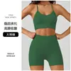 Conjunto de yoga con espalda cruzada, shorts de yoga de tiro alto con control de abdomen y efecto push-up en los glúteos, y sujetador deportivo de tirantes finos