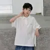 Polo de Manga Curta para Meninos Verão Novo Estilo Gola Polo Simples Estampa de Letras Top Versátil Estiloso da Moda para Crianças Mais Velhas