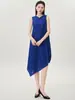 Vestido de Qualidade Boutique Miyake com Toque de Luxo, Caimento Solto, Tamanho Grande, Sem Mangas, Irregular, Moderno, Versátil, Vestido de Comprimento Médio