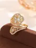 Anillo de Luz de Zirconia Incrustada en Oro Real Chapado en Cobre Transfronterizo Europeo y Americano Lujo Ligero Sensación de Alta Gama Anillo para el Dedo Joyería de Mano Versátil Fabricante Venta al por Mayor en Stock