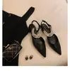 Versão em Pele de Ovelha do Mesmo Estilo da Mom Grape Sandálias Fechadas de Salto Baixo Inspiradas na Chanel para Mulheres com Corrente de Pérolas Bico Fino Sapatos Baixos de Moda