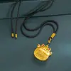 Colgante Ruyi Atrae Riqueza y Tesoro Gato Lindo y Más Fácil de Combinar Oro Gato Arena Oro Esmalte Artesanía Collar Collar Clavícula para Novia