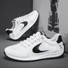 Sapatos Masculinos, Sapatos Esportivos de Malha Respirável e Confortáveis para o Verão, Sapatos Brancos Versáteis da Moda com Solado Macio e Solado Grosso, Sapatos Casuais de Malha Respirável