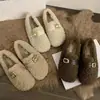 Zapatos peludos de suela gruesa para mujer para uso en exteriores, nuevo estilo de invierno 2026, mocasines slip-on de moda, zapatos de algodón afelpado