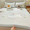 Clase de Verano a Seda de Hielo de Etileno Esterilla Refrigerante Juego de Tres Piezas Esterilla para Estudiantes Esterilla de Hielo de Tejido Gofrado Esterilla Suave Bordada con Aire Acondicionado