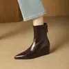 Botas de mujer de diseño único, colección otoño/invierno 2026, botas cómodas y versátiles de ajuste ceñido con aumento de altura interior, cierre trasero, punta fina, botines