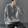 Suéter retro de textura acanalada con media cremallera Otoño/Invierno 2026, unisex moderno de corte holgado, tejido cálido para pareja