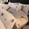 Juego de Ropa de Cama Gruesa de Vellón de Leche de Invierno de Cuatro Piezas Cálido Terciopelo Tallado Lujo Ligero Sensación de Alta Gama Más Vellón Funda de Edredón Sábana