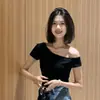 Camiseta Negra de Hombro Descubierto Manga Corta para Mujer Verano Única Bonita Diseño Irregular Sentido de Diseño Ajustada Top Corto Off-shoulder Moderno