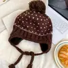 Chapéu Pom-Pom Fofo em Ponto Fair Isle em Formato de Coração, Forro Espessado para Outono e Inverno, Chapéu Quente com Abas de Orelha para Amarrar, Tricô Casual Versátil