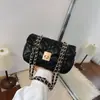 Bolsa de Ombro em Couro com Cera tipo Francês para Mulheres, Novo Modelo Verão 2026, Bolsa Quadrada Pequena com Bordado Matelassê, Bolsa Transversal com Corrente para o Dia a Dia