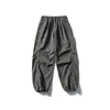 Conjunto Externo Três Provas Frota Negra: Conjunto de Duas Peças: Jaqueta com Gola Alta e Capuz Escondido e Calça Wide-Leg Patchwork Workwear