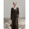 Fotos reales de la nueva colección de otoño 2026: Suéter tejido casual estilo francés, de corte holgado, con diseño calado, cordón ajustable, cuello en V y fruncido en la cintura para mujer