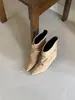 Botas Curtas Melard 2025 Outono e Inverno Novo Estilo Bico Fino Camurça Franzido Slip-On Salto Bloco Botas Curtas para Mulheres