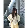 4972 # 'Conjunto Casual Ligero de Tres Piezas' con un Ambiente Relajado que Irradia una Vibra de Belleza, Incluyendo un Top sin Mangas, un Cárdigan y Pantalones de Pierna Ancha en el Mismo Esquema de Color para Verano