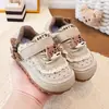Nova coleção de outono de tênis infantis: sapatos casuais versáteis para meninas, sapatos casuais estilo coreano para meninas pequenas, sapatos de sola macia para bebês aprendendo a andar