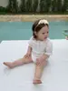 Macacão Jetsuit Feminino Verão 2025 Novo Bebê Estilo Coreano Gola de Renda Wrap Roupa de Fazer Cocô Estilo Ins Manga Bufante Macacão de Escalada