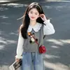 Versátil Camisa Coreana Dulce Linda Cuello de Muñeca Chaleco de Oso Moda Personalidad Jeans Conjunto de Tres Piezas Primavera y Otoño