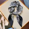 Lenço de Seda Estampado Vintage Estilo Europeu e Americano Fita de Cabelo Castanha Lenço Pequeno de Seda Lenço Quadrado Lenço de 70cm Lenço de Seda Imitação para Mulheres