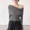 Top azul sin hombros para mujer, otoño e invierno, diseño francés, estilo único, corte ajustado, suéter de punto que revela las clavículas