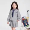 Conjunto de Sudadera Gris para Niña Nuevo Estilo Otoño Conjunto de Dos Piezas con Falda Plisada para Niños Estilo Escolar Ropa para Estudiantes de Secundaria Primavera y Otoño