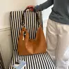 Bolsa de mão requintada de grande capacidade retrô europeia e americana, nova bolsa de ombro/sob o braço tipo balde feminina para outono e inverno