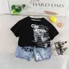 2026 Novo Conjunto de Verão para Bebês Meninos e Crianças de 1-3 Anos e 4 Anos Moda Letra Manga Curta Shorts Conjunto de Duas Peças Tendência