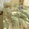 Juego de ropa de cama de cuatro piezas de terciopelo de leche con encaje y estampado de mariposas, engrosado para abrigar en otoño e invierno, incluye una funda de edredón de vellón de coral y un juego de sábanas de tres piezas