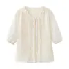B2YY-4050 Camisa de encaje bordado con cuello en V, nuevo estilo francés de verano 2026, manga tres cuartos, top de algodón holgado y favorecedor