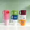 Venta al por mayor transfronteriza de tazas de regalo, tazas de plástico con asa y tazas publicitarias de grado alimenticio, con impresión de logotipo disponible