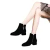 Botas femininas de tornozelo com salto grosso e acabamento fosco moderno, coleção outono/inverno 2026, bico redondo, forradas com fleece, botas femininas estilo Martin, cano curto, salto alto