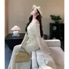 Conjunto de top de tricô aberto ombro a ombro, suave e elegante, estilo coreano, e saia de cintura alta para mulheres, perfeito para o outono