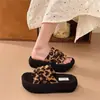 Chinelos de design de celebridade da internet, moda para mulheres, estilosos para usar ao ar livre, novidades para Outono/Inverno 2026, com sola grossa, super macios, estampa de leopardo, chinelos de dedo com tira única para mulheres