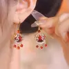 Pendientes Nuevos Populares de Otoño e Invierno Pendientes de Año Nuevo Pendientes Rojos Pendientes de Flores Afelpadas de Alta Gama para Mujer 2025