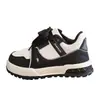 Sapatos femininos 2026 primavera e outono novos tênis esportivos infantis respiráveis estilo coreano tênis de sola macia tênis casuais modernos para meninos