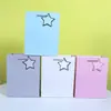 Sacola de presente em cartão branco com leve relevo em estoque atacado sacola de embalagem elevador estrela de cinco pontas bolsa de mão artesanal com relevo ondulado