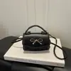 Bolsa quadrada pequena de nicho estilo coreano para mulheres, novo modelo primavera 2026, listrada colorida com laço, bolsa de ombro e transversal para o dia a dia