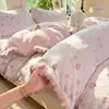 Conjunto de quatro peças em veludo texturizado tridimensional de luxo leve totalmente fosco Classe A, veludo de leite com pompons de pelo de coelho, conjunto de três peças para dormitórios estudantis