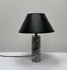 Lámpara de mesa de noche de mármol retro de lujo ligero estilo diseñador creativa moda estilo Wabi-Sabi lámpara decorativa pantalla de tela lámpara de mesa