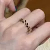 Anel Geométrico Elegante e Único com Design de Espiga de Trigo, Pequeno e Versátil, Cor Preta Que Realça a Tez e Adiciona um Senso de Sofisticação, Sensação de Nicho e Alto Padrão