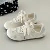 Sapatos casuais respiráveis de sola macia para mulheres, coleção outono 2026, sapatos baixos femininos, tênis de treino alemães, confortáveis para usar o dia todo, tênis brancos, tênis de skate femininos