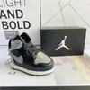Al por mayor llavero de zapatillas de baloncesto tridimensional aj1 colgante para mochila de zapatillas Joe 11 colgante para mochila escolar colgante de regalo creativo