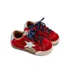 Zapatillas de entrenamiento estilo coreano alemán para niños, nuevo modelo otoño 2026, zapatillas casuales versátiles antideslizantes con estrellas a la moda para niños y niñas