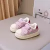 Tênis Infantis Quentes de Cano Baixo com Forro de Fleece Inverno Desenho Animado Gatinho KT Sapatos Casuais Velcro Infantil Solado Macio Antiderrapante Sapatos Infantis