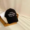 Boné de Baseball Rasgado Infantil Bordado com Letra Distinta Estilo Americano Moda Vintage Simples Protetor Solar Chapéu Versátil para Meninos e Meninas