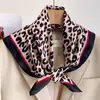 Nuevo Pañuelo Cuadrado Pequeño 70 con Estampado de Leopardo Imitación Seda para Mujer, Pañuelo de Seda Estilo Retro Americano, Protector de Cuello para Primavera y Otoño, Chal para Habitación con Aire Acondicionado