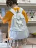 Mochila com estampa de borboletas em uma suave e branca atmosfera de luar, uma mochila pequena fresca e jovial para fugas de férias de conto de fadas