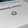 Pendientes de aro grises de estilo moderno con pasadores rectos, pendientes de aro de circonita, estilo clásico, pendientes de aro lisos coloridos con incrustaciones de diamantes súper brillantes.