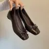 Bailarinas elegantes de piel de oveja estilo francés con punta cuadrada para mujer, con un lazo, un diseño suave tipo Mary Jane y un ligero tacón para mayor altura, con una puntera poco profunda.